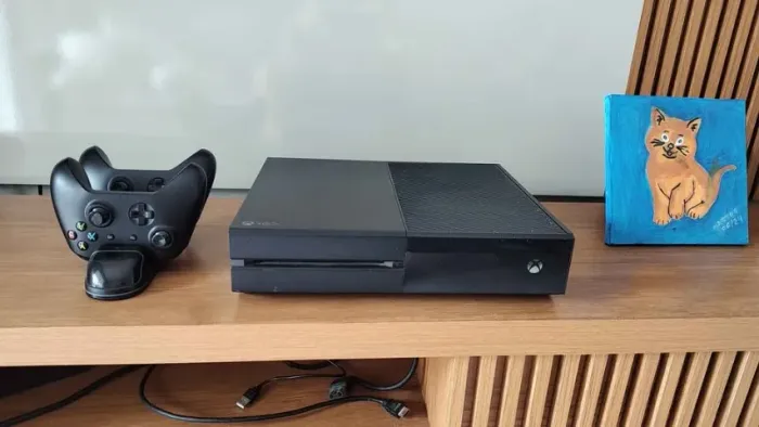 Console Xbox One 365gb + 2 Controles R$900