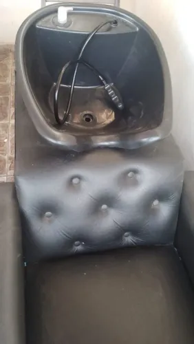 Vendo 2 cadeira e um lavatório de salão