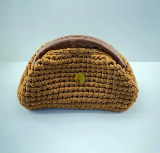 Bolsa Artesanal Crochê Fio Náutico Marrom Fecho Vovó Festa