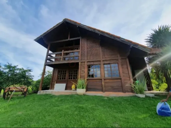 SÍTIO COM CASA CENTRAL DE MADEIRA, COM ÁREA MURADA E RUA ASFALTADA - 9.984,22M², 3 QUARTOS