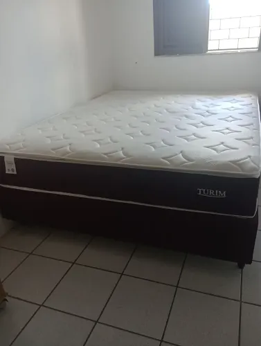 Cama Queen em excelente estado.