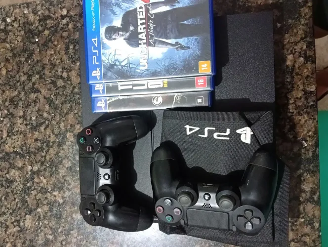 PS4 COM JOGOS E CONTROLES