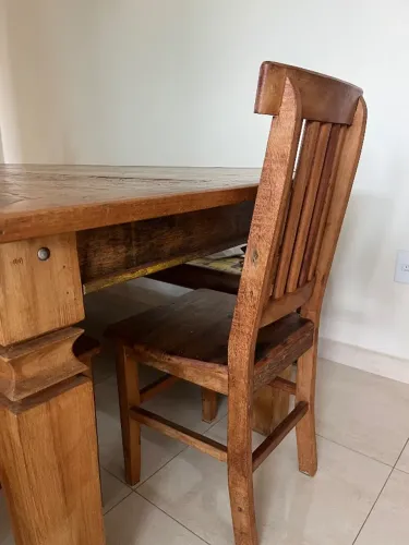 Mesa em madeira maciça com 2.40mt. Com 6 cadeiras e um banco que mede 2.00