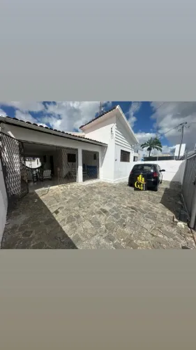 Excelente Casa no Centro com 03 quartos e com quintal amplo.