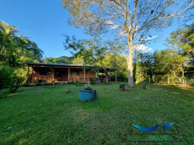 Velleda oferece excelente sítio de 5500m² com casa e galpão em Águas Claras