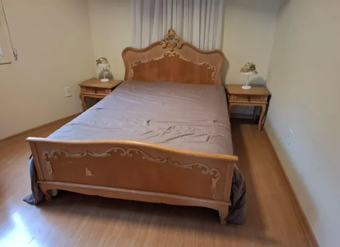 Lindo conjunto de quarto antigo