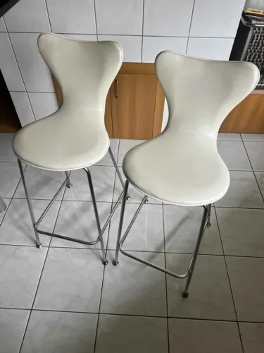 Par de Banquetas Estofadas com Pés Cromados - Cor Off-White / Branco