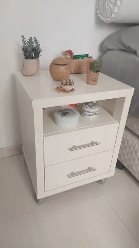 Mesinha de cabeceira MDF laqueado com rodízios