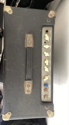 Amplificador Giannini Classic T Valvulado para guitarra de 20W cor preto  