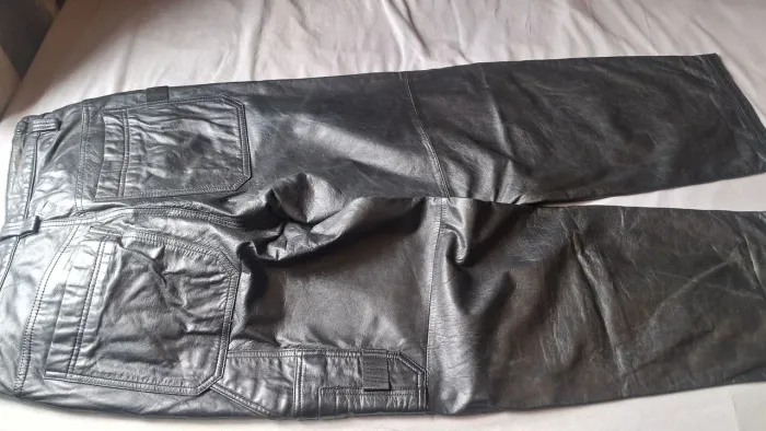 Vendo calça em couro masculina com detalhes laterais número 38 