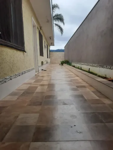 Alugo Linda casa na Vila Suissa