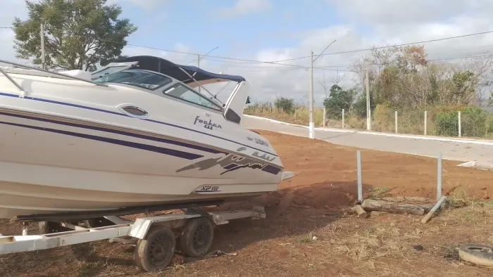Lancha focker 255 cabinada 2007 motor 200 hp 3013