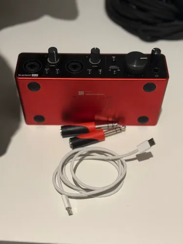 Interface de Áudio Focusrite Scarlett 2i2 Vermelha USB-C