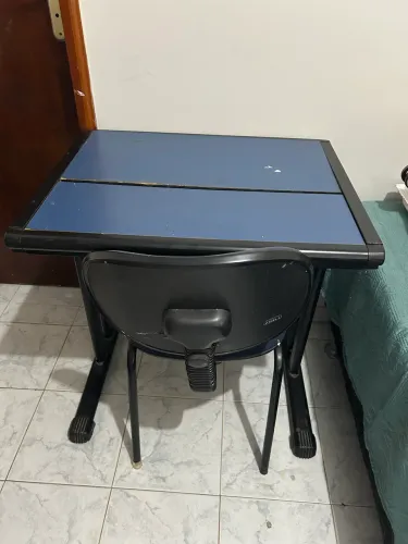 Mesa de escritório com cadeira
