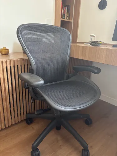 Hermann Miller Aeron ( size B)