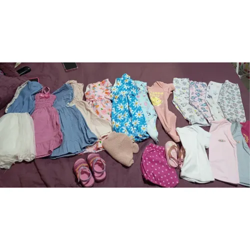 Vendo roupa de menina vestem de 8 meses a um ano 