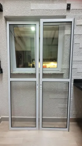DUAS FOLHAS Porta de Alumínio Branco com vidro - INSTALADA UMA UNICA VEZ
