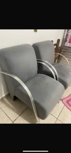 Par de poltronas cinza com braço de metal 