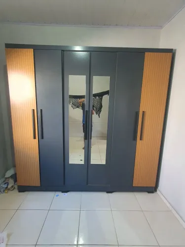 Guarda-roupa de casal de 6 portas com espelho