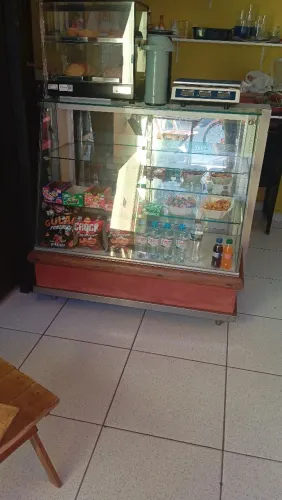 Vendo balcão de madeira espelhado