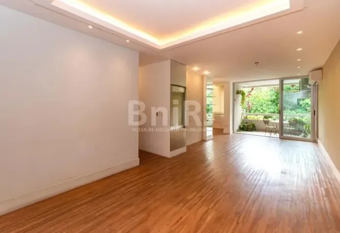 BANDEIRA DE MELLO VENDE - REFORMADO 130 m², original 4 quartos, varanda, dependência e vag