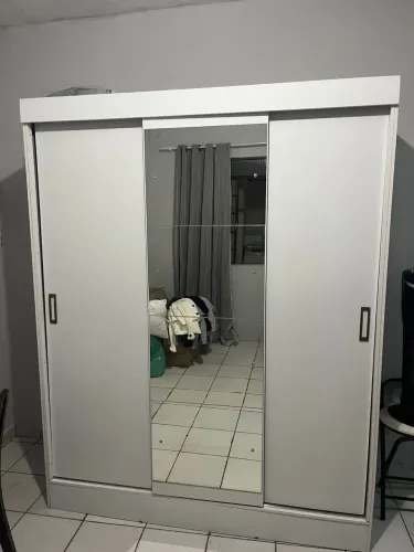 Guarda-roupa de solteiro espaçoso