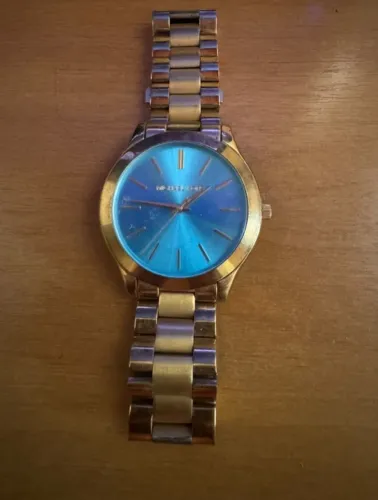 Relógio Michael kors fundo azul