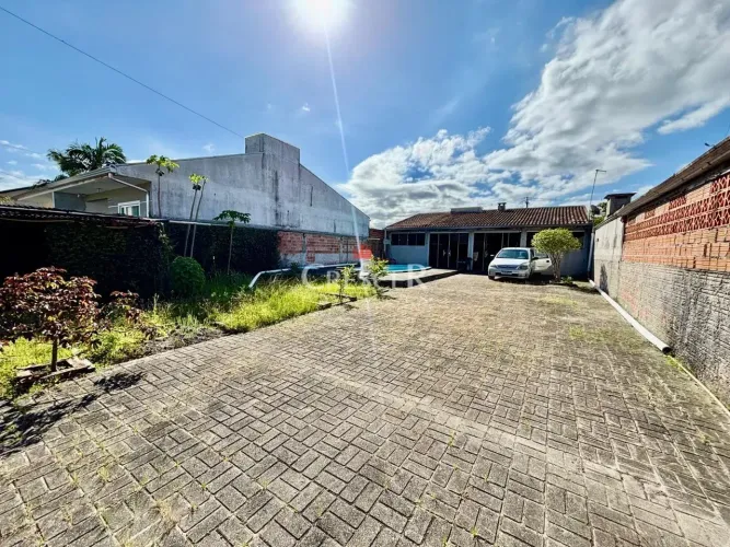 Casa com terreno e piscina no Balneário Santa Terezinha