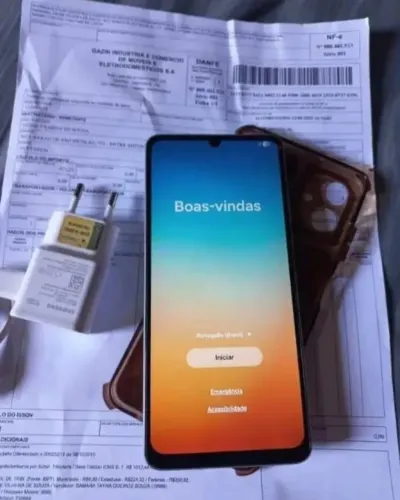 Celular Samsung Galaxy A06 semi novo com trinco fio de cabelo