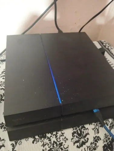 PS4 Fat, 2 controles, 5 jogos