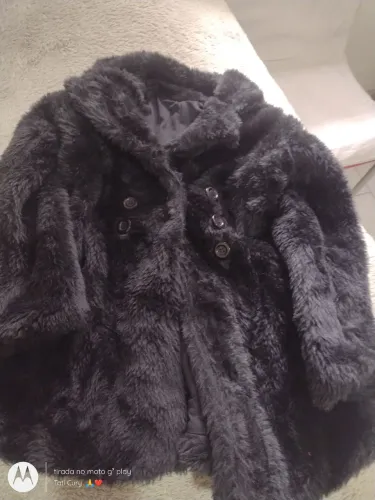Vendo lindo casaco de pele sintética infantil preto com botões veste até 9 anos