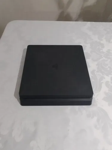 Ps4 slim + 3 jogos + 2 controles originais com analógicos ruins