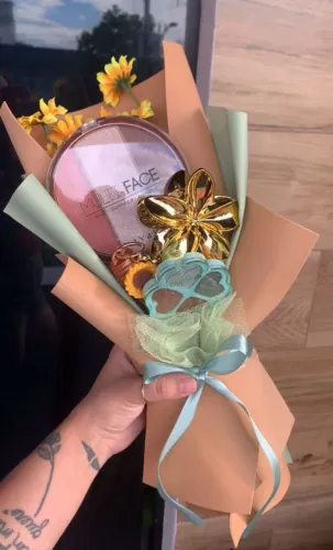 #8 BUQUÊ DE MAQUIAGEM PRESENTEAVEL