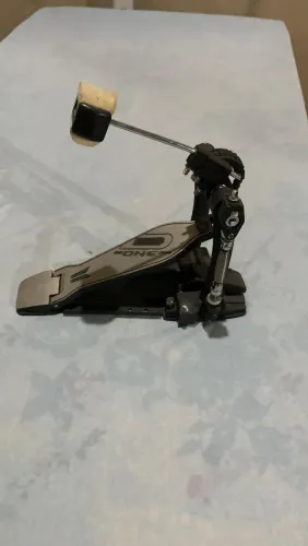? Pedal de Bumbo D-One DP10 - Corrente Dupla - Ótimo Estado