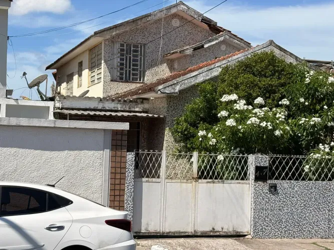 CASA GRANDE 830M² DE AREA TOTAL - AGUA FRIA, RECIFE.