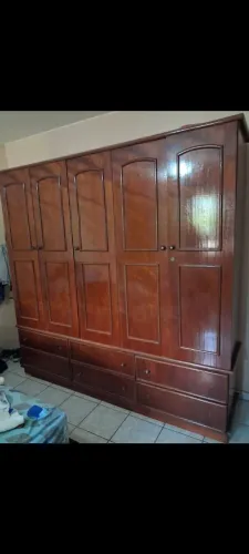 Guarda roupa de madeira