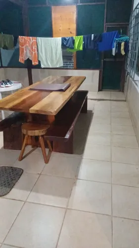 Mesa de madeira c bancos