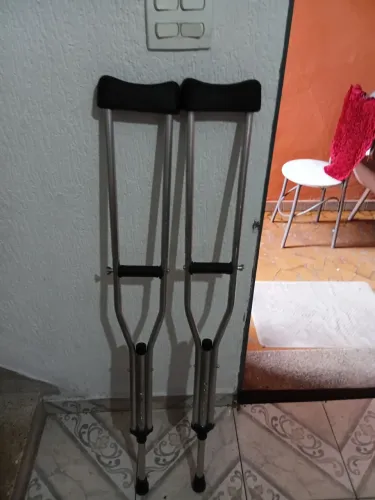 Vnd par muletas e Bota Ortopédica 