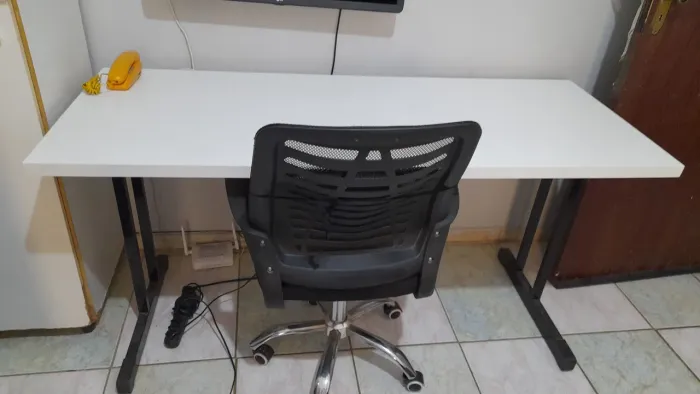 Mesa de estudo com nicho para livros - MDF