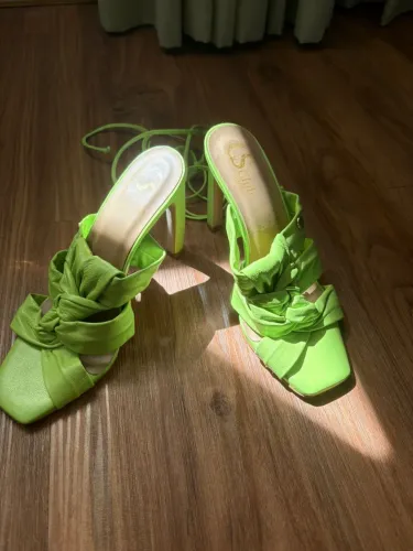 sandalia mule verde limao da CS Club 