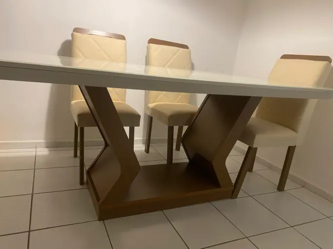 Mesa com 2 meses de uso 6 cadeiras