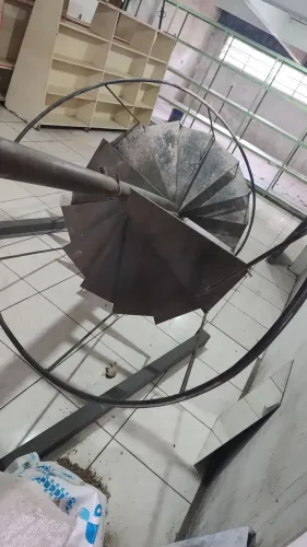 Escada caracol de ferro 15 degraus bem dizer nova.