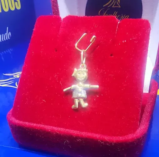 Pingente Boneca Menina Ouro 18 Kilates Com Blusa Branca de Ouro 18 k Peso 0.33 Grama 14 m