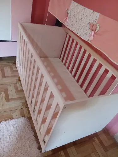Berço rosa novo
