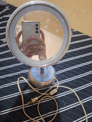 Espelho de maquiagem com luz