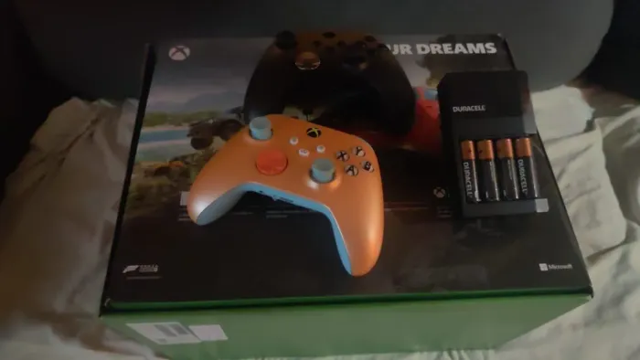 Xbox series x com 2 controles e carregador de pilha, venda somente em boa vista