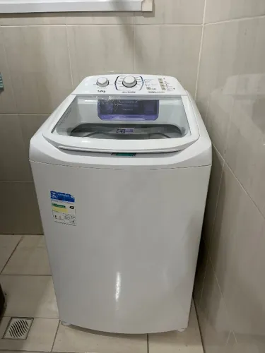 Máquina de lavar roupa Electrolux com capacidade de 12kg, tecnologia Jet&Clean e Autoclean