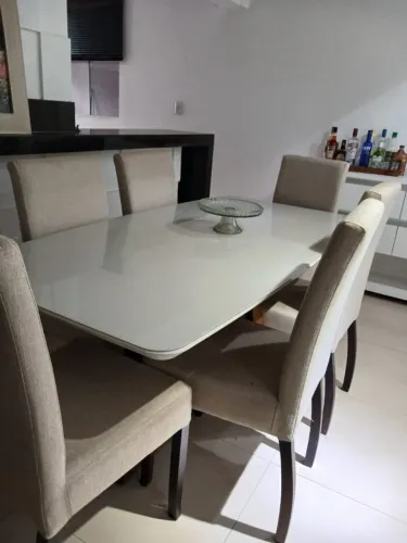 Mesa de jantar 6 lugares, cadeiras no linho