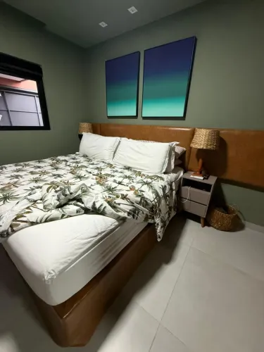 Cama king size com box e cabeceira em couro 