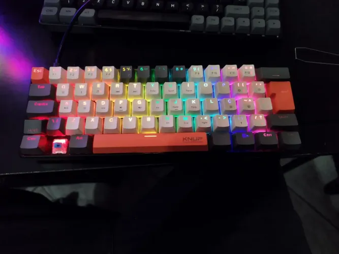 Redragon Draconic Pro K530 ? branco, cinza e laranja, com formato compacto de 60%.